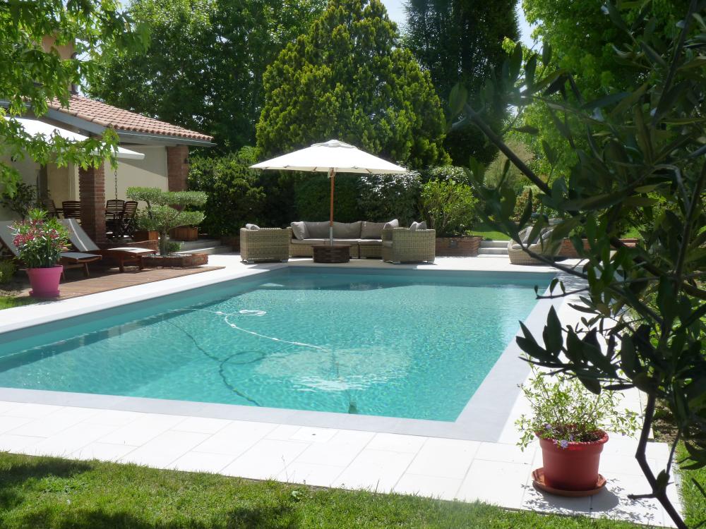 piscine et parasolle piscine et parasolle